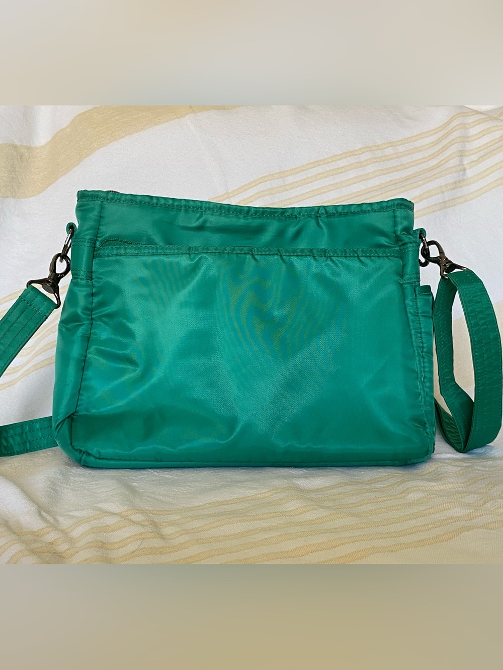 LUG | Kelly Green ☘️ Quilted Crossbody ~ 11”x 8.5”x 3” Medium - Picture 4 of 15